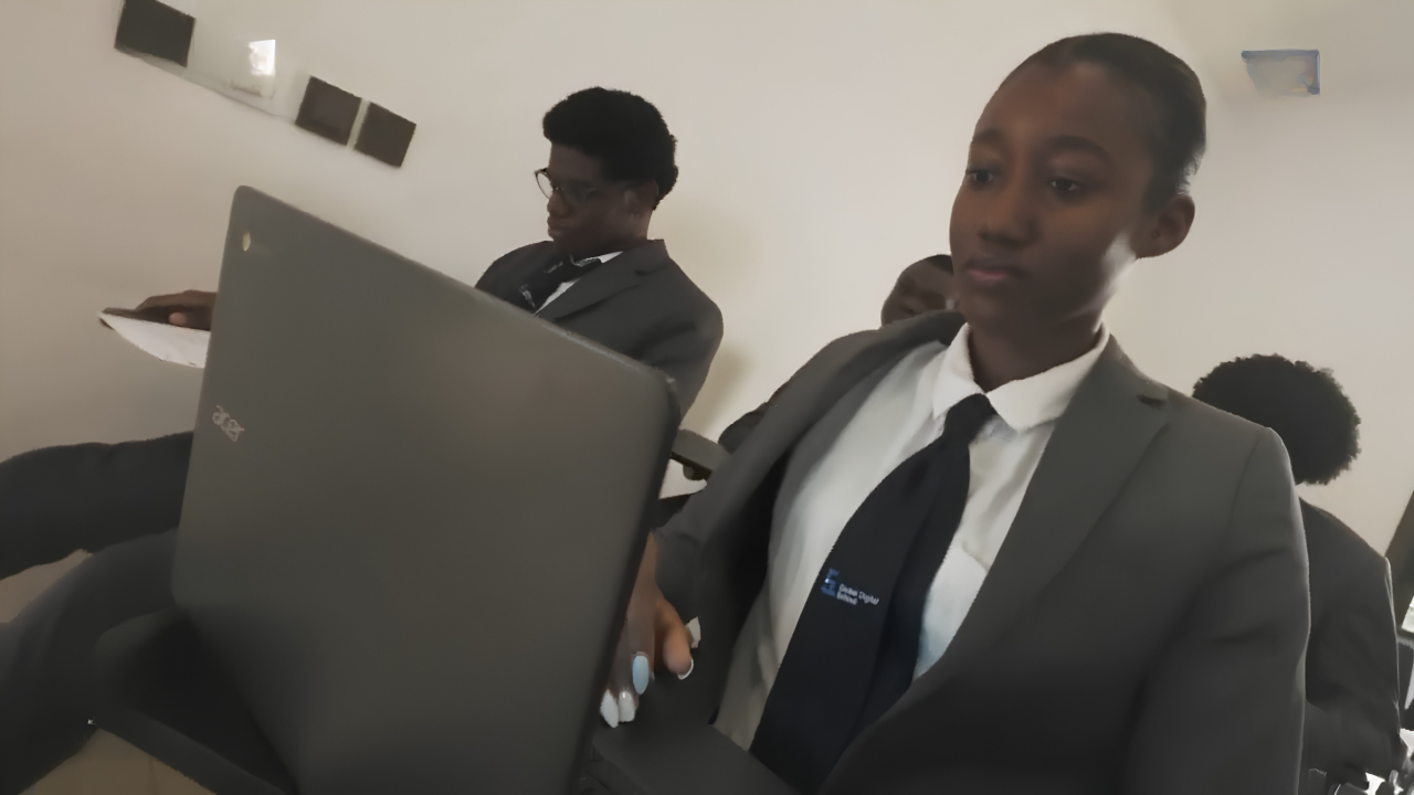 Étudiante GDS tenant son laptop Acer en salle de cours