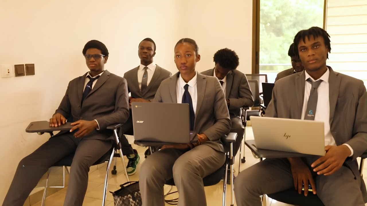 Groupe d'étudiants GDS en tenue officielle avec leurs laptops