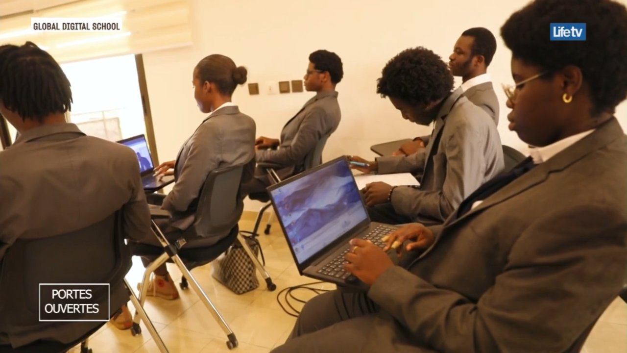 Étudiant GDS en stage dans une entreprise IT — poste de travail sécurité